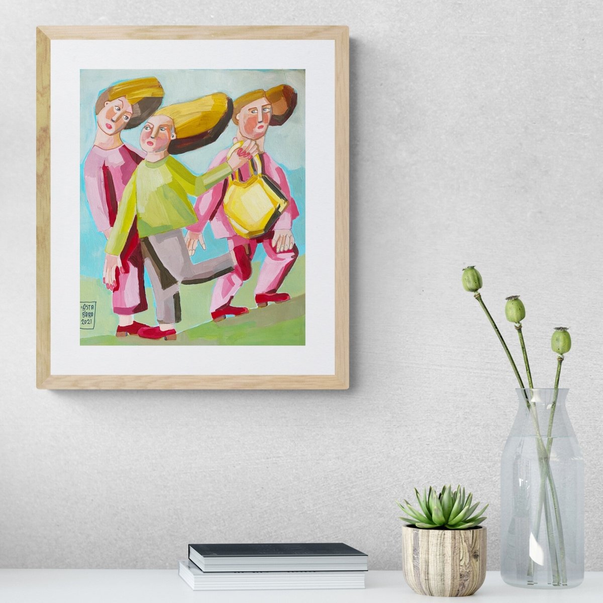 Kona í roki með alltof þungan poka