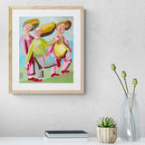 Kona í roki með alltof þungan poka