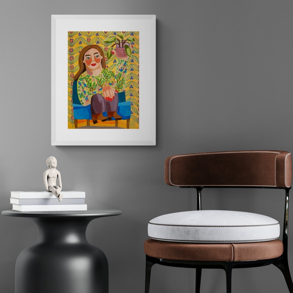 Kona í skræpóttum blóma topp með blóm í hendi