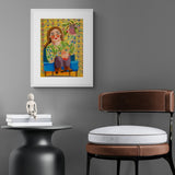 Kona í skræpóttum blóma topp með blóm í hendi