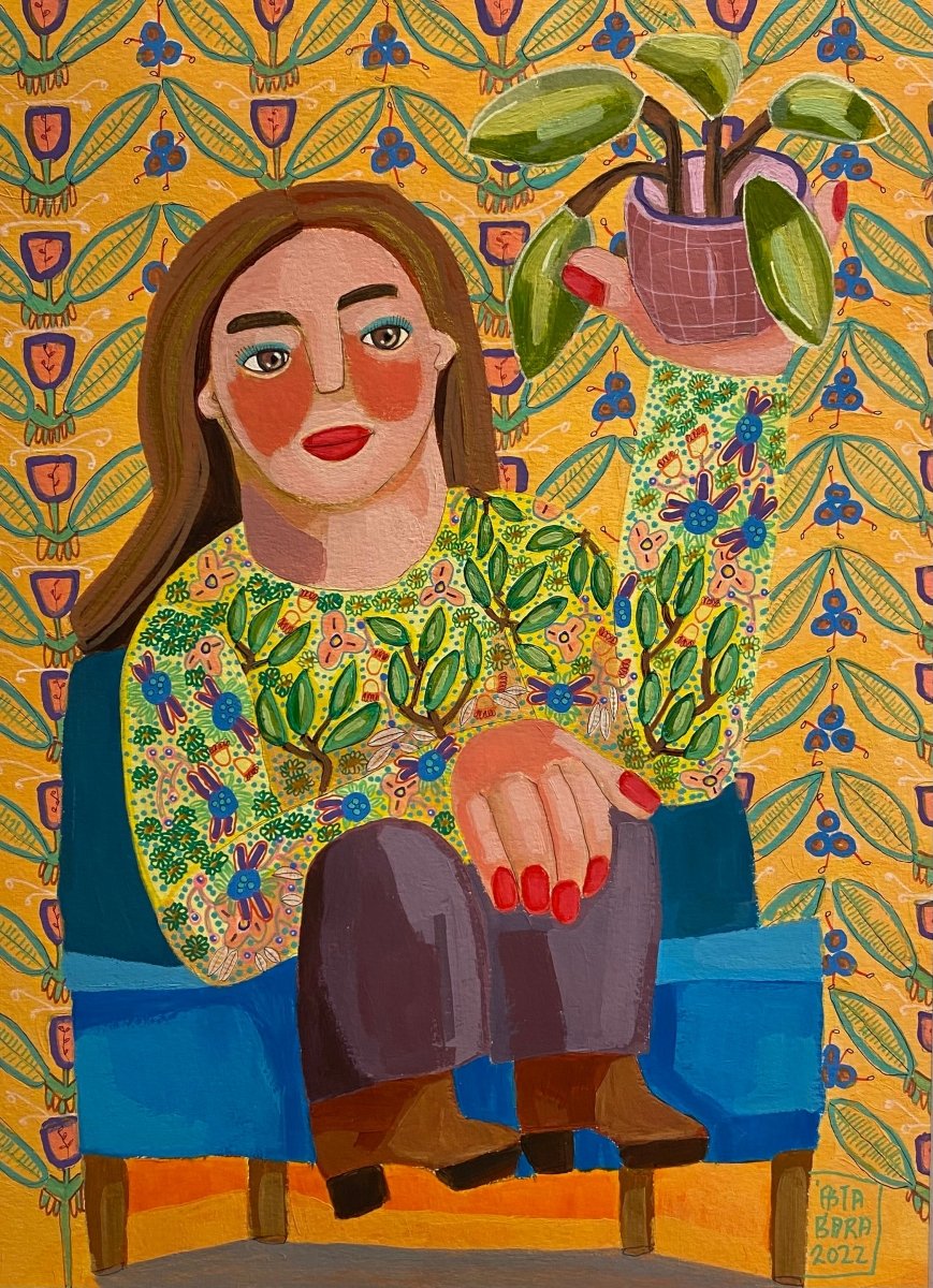 Kona í skræpóttum blóma topp með blóm í hendi