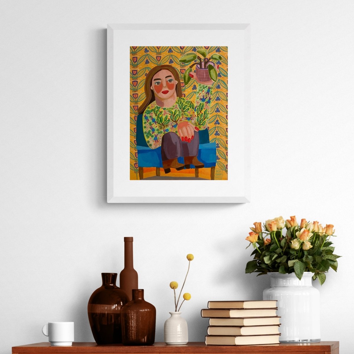 Kona í skræpóttum blóma topp með blóm í hendi