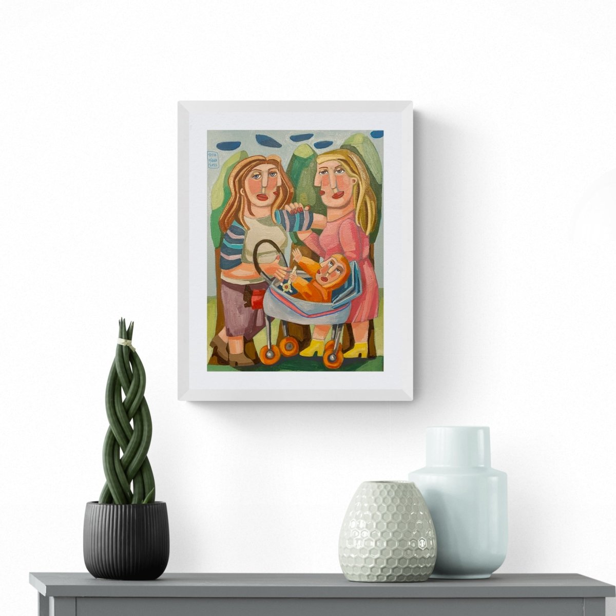 Konur að tala og barn bráðum að fara að grenja