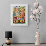 Konur að tala og barn bráðum að fara að grenja