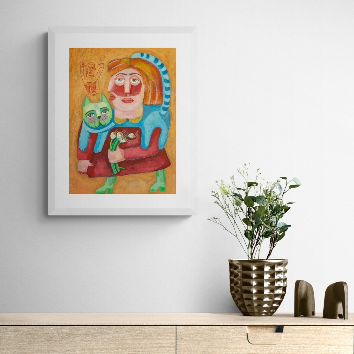 Köttur vermir háls konu þótt hann sé blár úr kulda