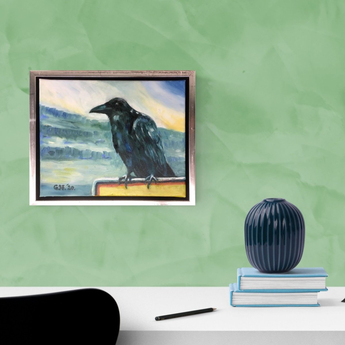 Krummi situr á skilti