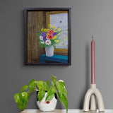 Blóm við glugga í gömlum bústað