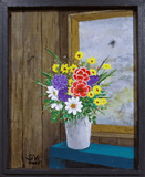 Blóm við glugga í gömlum bústað